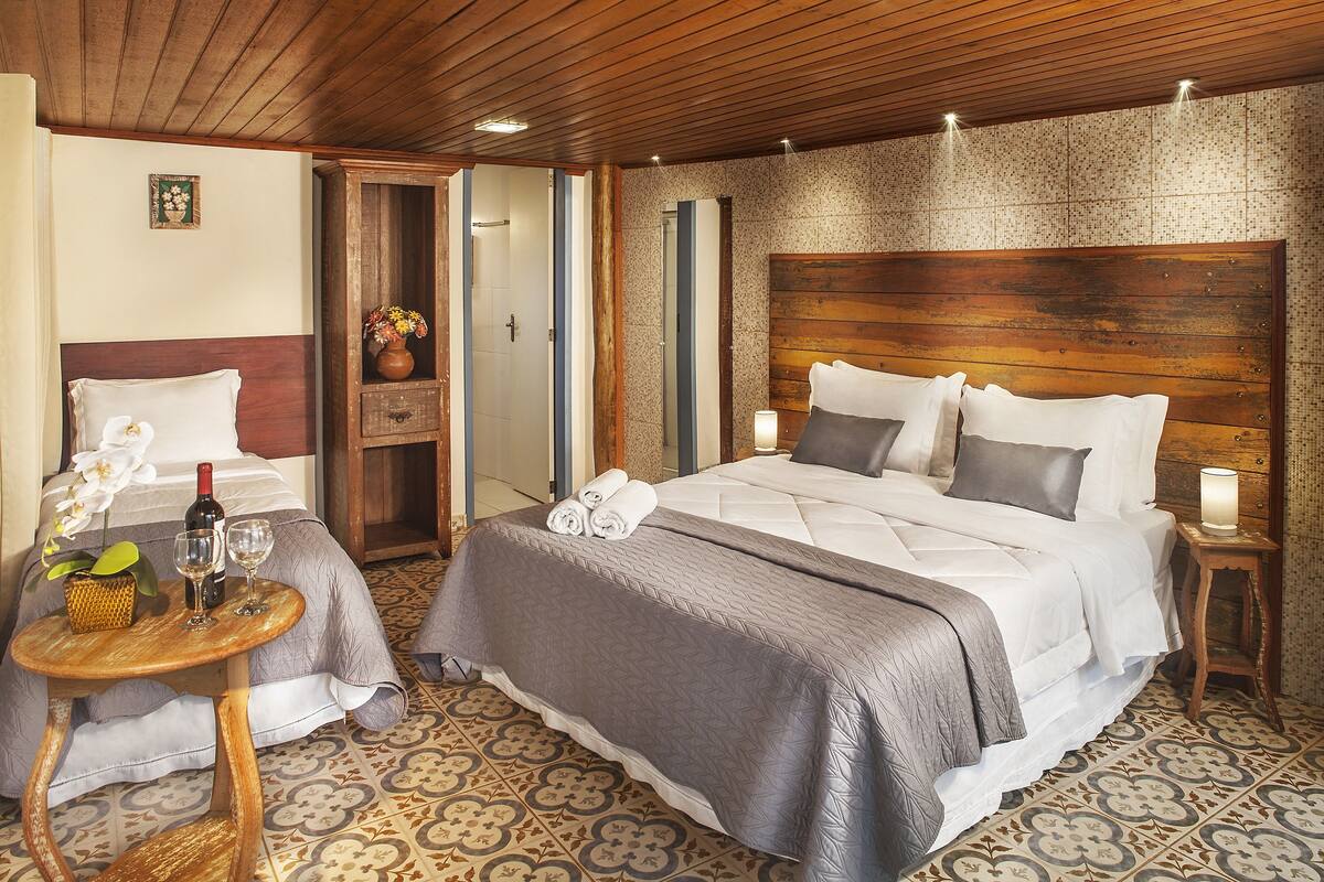 Quarto triplo básico | Frigobar, ferros/tábuas de passar roupa, Wi-Fi de cortesia