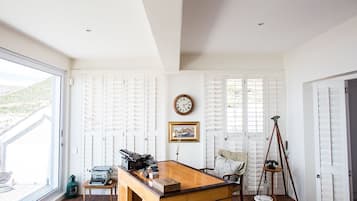 Departamento Deluxe, 2 camas matrimoniales, frente al mar (Crow's Nest) | Área de sala de estar