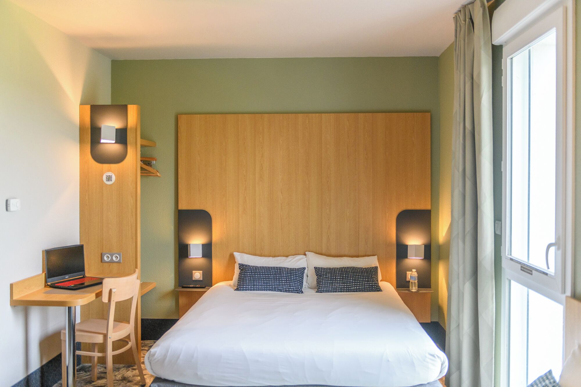 Habitación familiar, no fumadores | Escritorio, sistema de insonorización, wifi gratis y ropa de cama