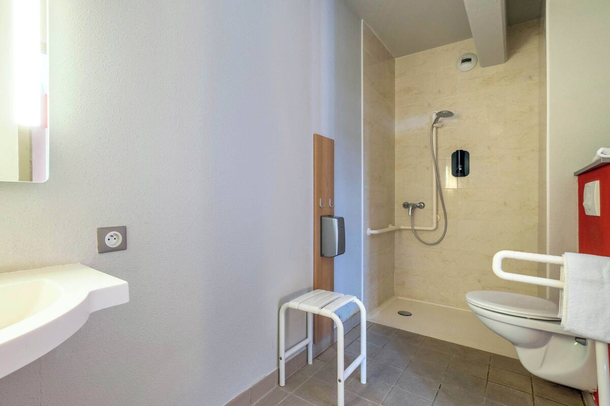 double room, accessible, non smoking | bathroom | shower, towels