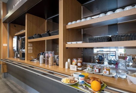 Petit déjeuner buffet servi tous les jours en supplément. B&B HOTEL LA ROCHELLE Beaulieu Puilboreau