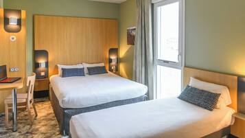 Chambre Triple, non-fumeurs | Bureau, chambres insonorisées, Wi-Fi gratuit, draps fournis