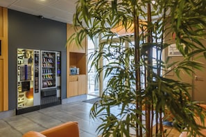 Ein modernes Interieur mit Verkaufsautomaten, einer Mikrowelle und einem großen Fenster.