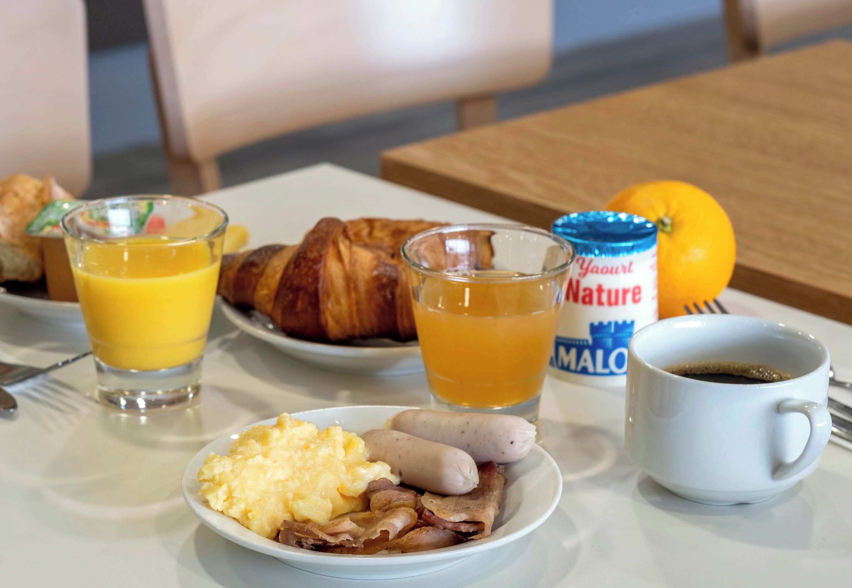 daily buffet breakfast for a fee