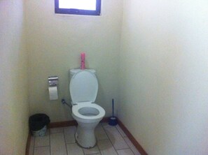 Douche, articles de toilette gratuits, serviettes fournies