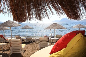 Playa privada, sillas reclinables de playa, sombrillas