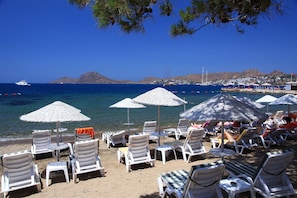 Private beach, sun loungers, beach umbrellas - Mer-Can Story Apart Hotel (Bodrum)