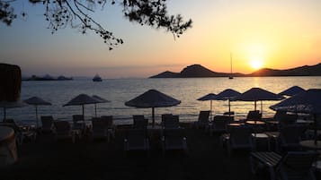En privat strand, liggestole, parasoller