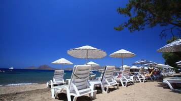 Spiaggia privata, lettini da mare, ombrelloni