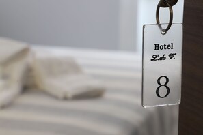 A hotel room sign with the text "Hotel Lda V." and the number "8". - Hotel Leonardo da Vinci (Milan)