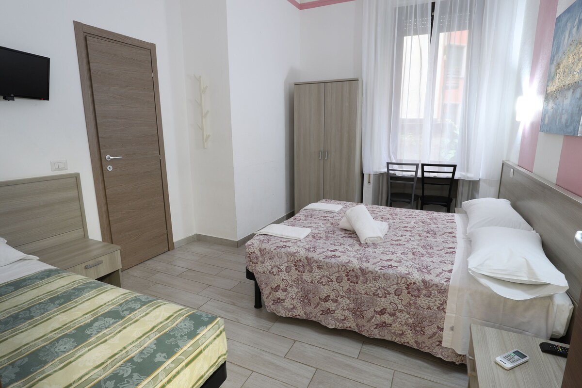 Escritorio, sistema de insonorización, wifi gratis y ropa de cama