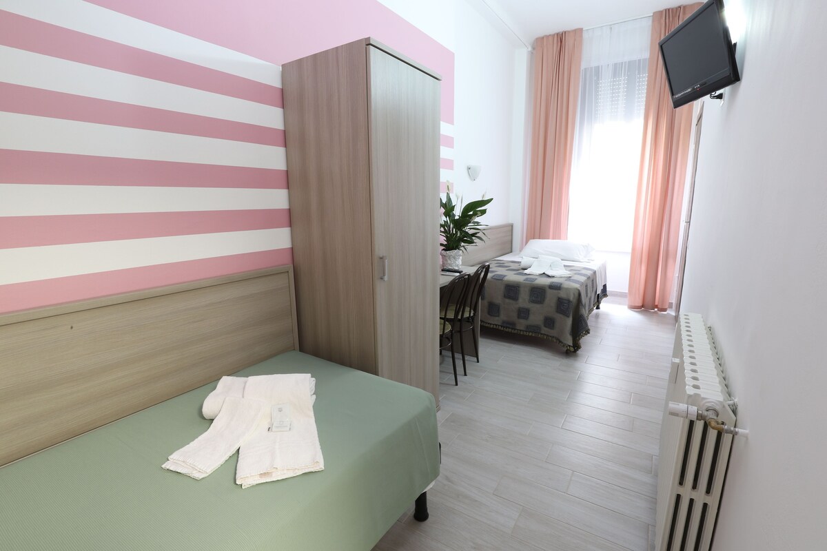 Desk, soundproofing, WiFi (free), bed sheets