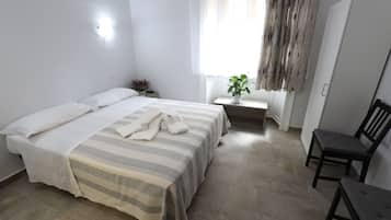 Chambre Double ou avec lits jumeaux, salle de bains attenante | Bureau, chambres insonorisées, Wi-Fi gratuit, draps fournis