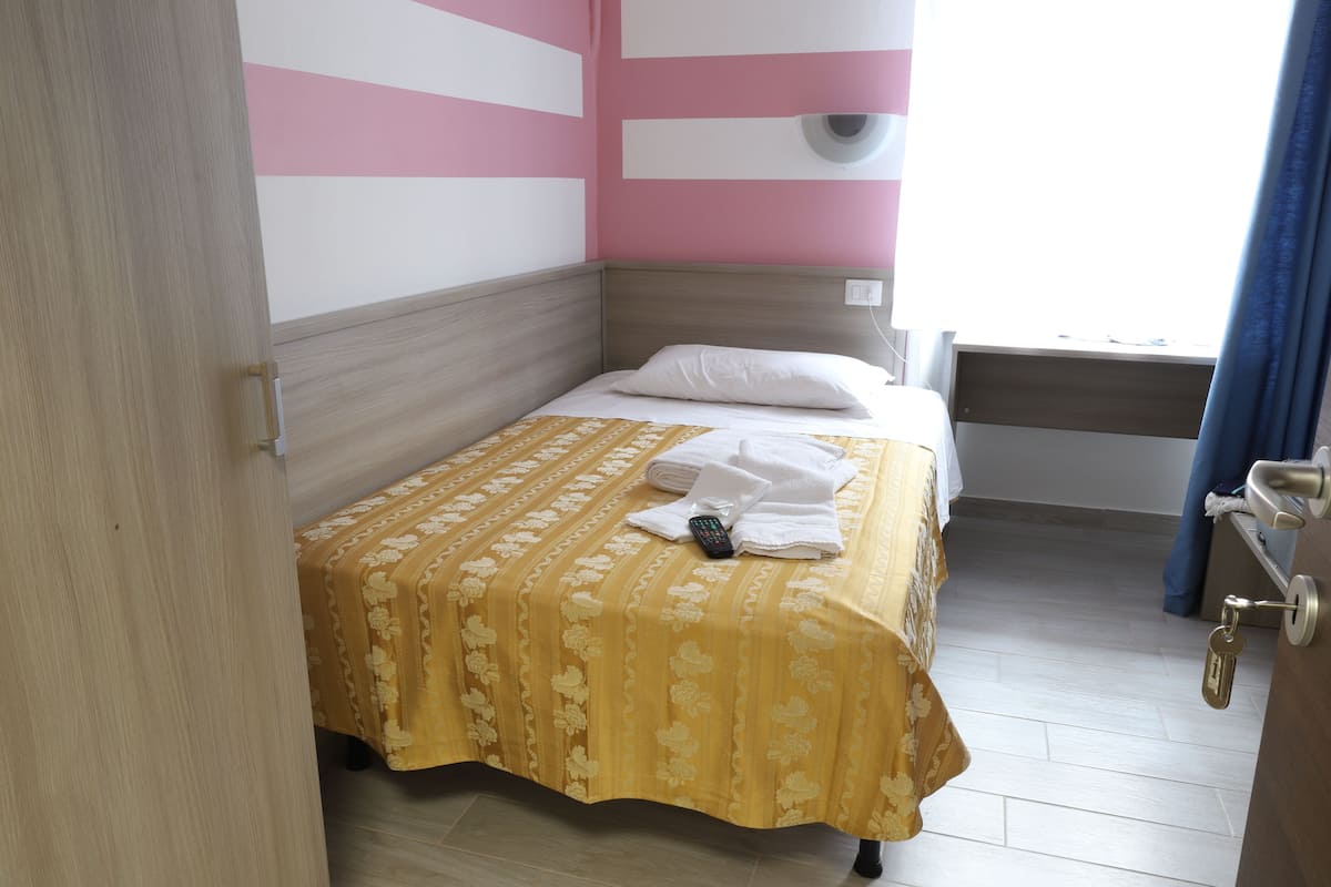 Eenpersoonskamer, en-suite badkamer | Een bureau, geluiddichte muren, gratis wifi, beddengoed