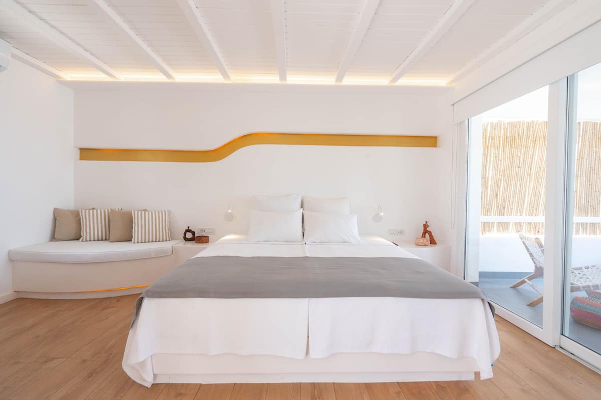 junior studio suite, 1 king bed, balcony, sea view | premium bedding, minibar, in-room safe, desk