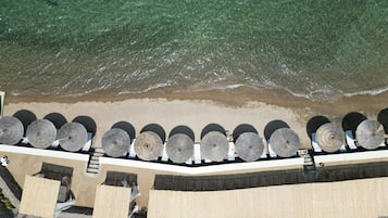 Playa privada, camas de playa gratis, sillas reclinables de playa