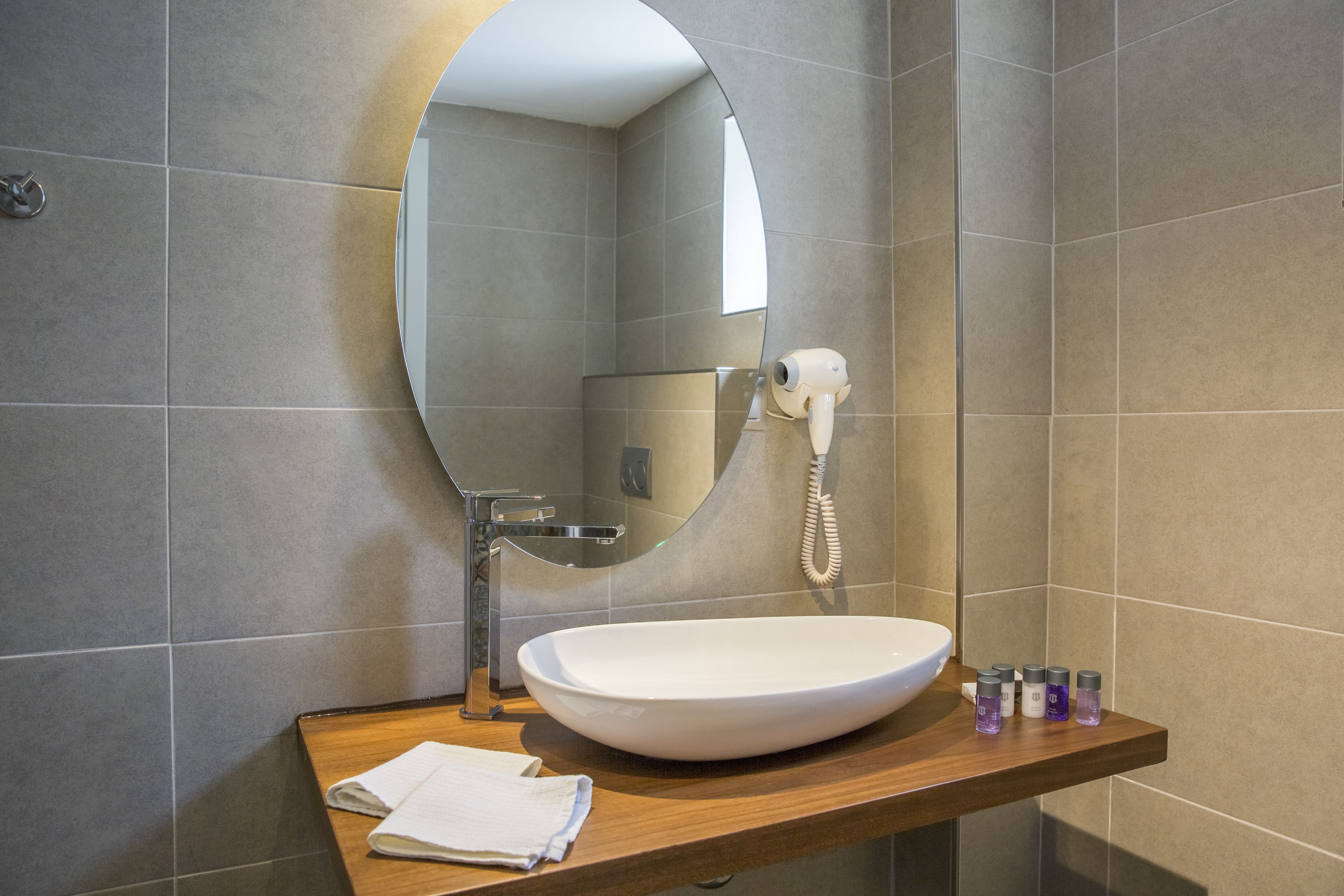 standard room, 1 bedroom, balcony, partial sea view | bathroom sink