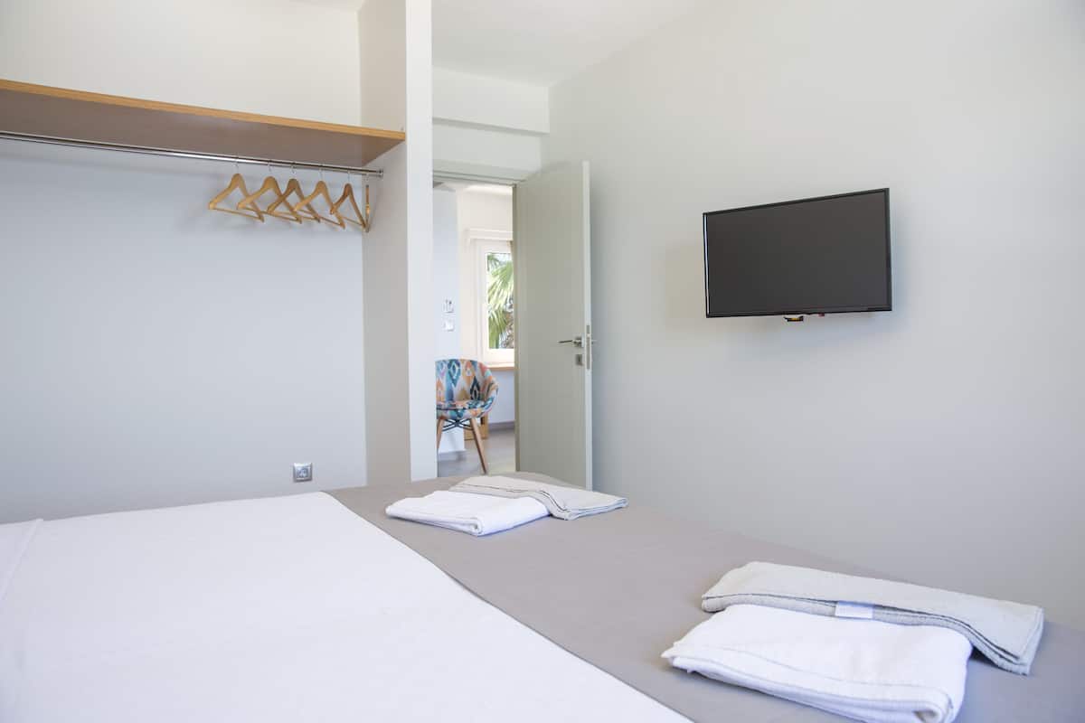 1 bedroom, premium bedding, minibar, in-room safe