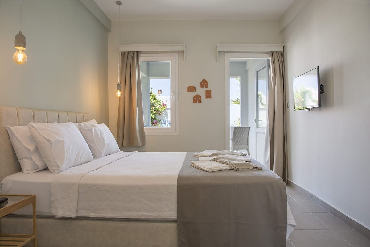 1 bedroom, premium bedding, minibar, in-room safe