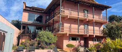 Piscina a l'aire lliure, para-sols i gandules