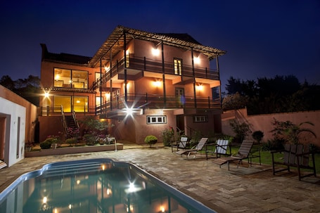 Outdoor pool, pool umbrellas, sun loungers