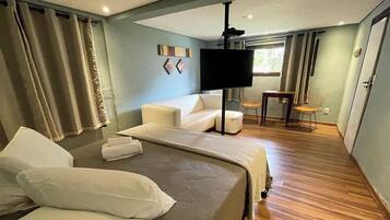 Luxury Room, 1 Queen Bed | Minibar, blackout drapes, iron/ironing board, free WiFi