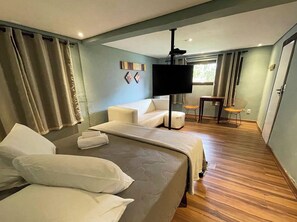 Minibar, cortinas blackout, tabla de planchar con plancha y wifi gratis