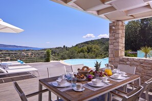 Outdoor dining - Villa Tatiana (Corfu)