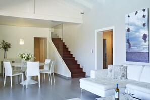 Villa, 4 habitaciones | Área de sala de estar | Televisión de pantalla plana y reproductor de DVD 