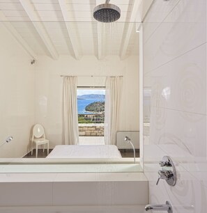 Villa, 4 chambres | Salle de bain | Ensemble douche/baignoire, baignoire relaxante profonde