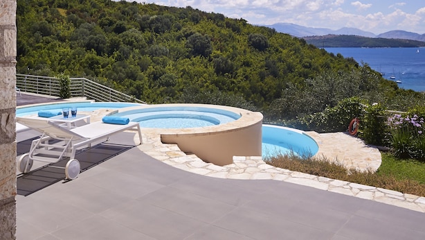 Area piscina con vista sul mare e sulle colline.