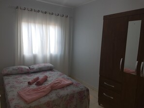 Economy vierpersoonskamer, 2 slaapkamers (01) | 1 slaapkamer, hypoallergeen beddengoed, verduisterende gordijnen