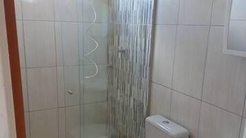 Quarto quádruplo superior, 2 quartos (101) (Varanda) | Banheiro | Chuveiro, chuveiro com efeito de chuva, produtos de toalete grátis