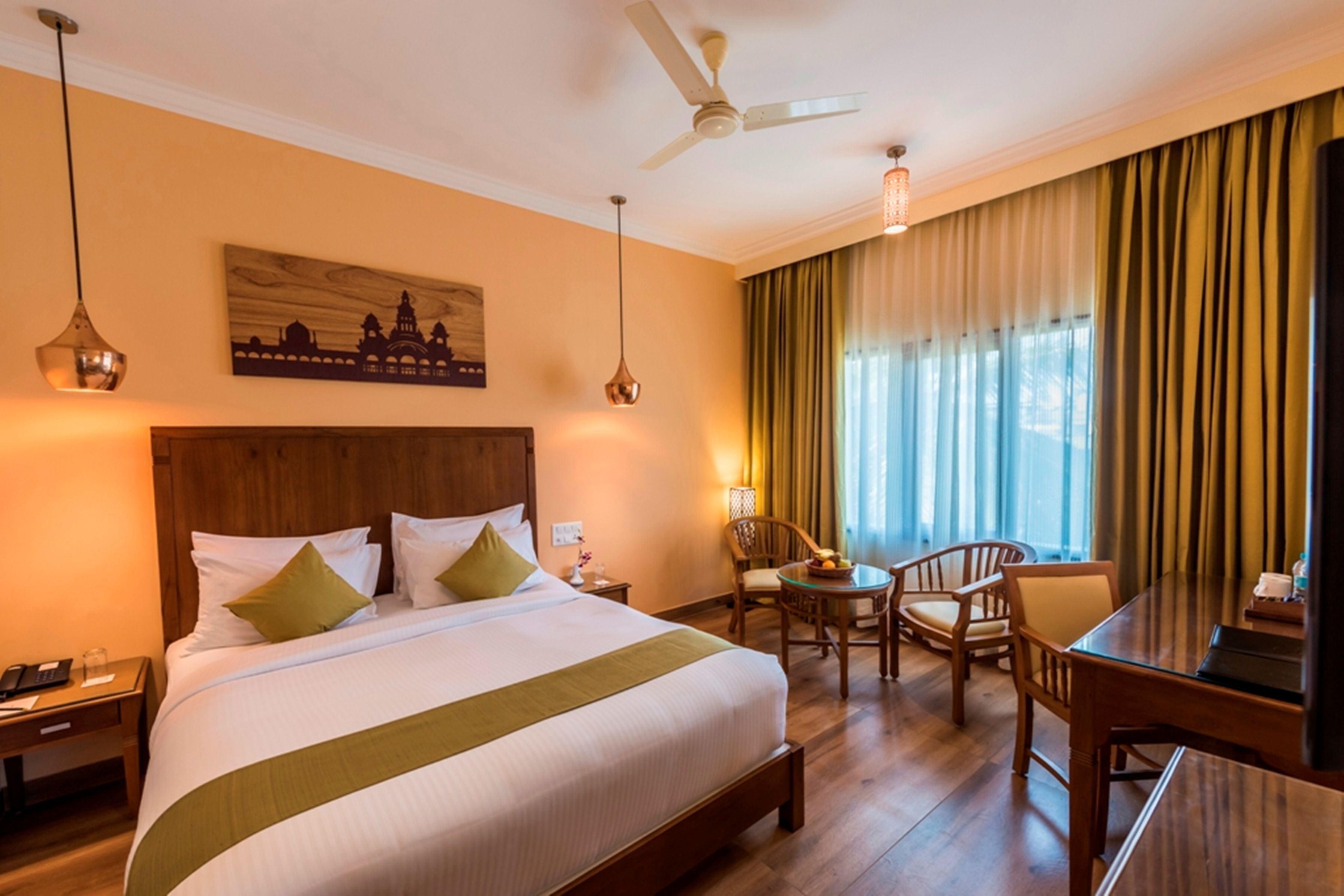 executive room | minibar, in-room safe, desk, soundproofing