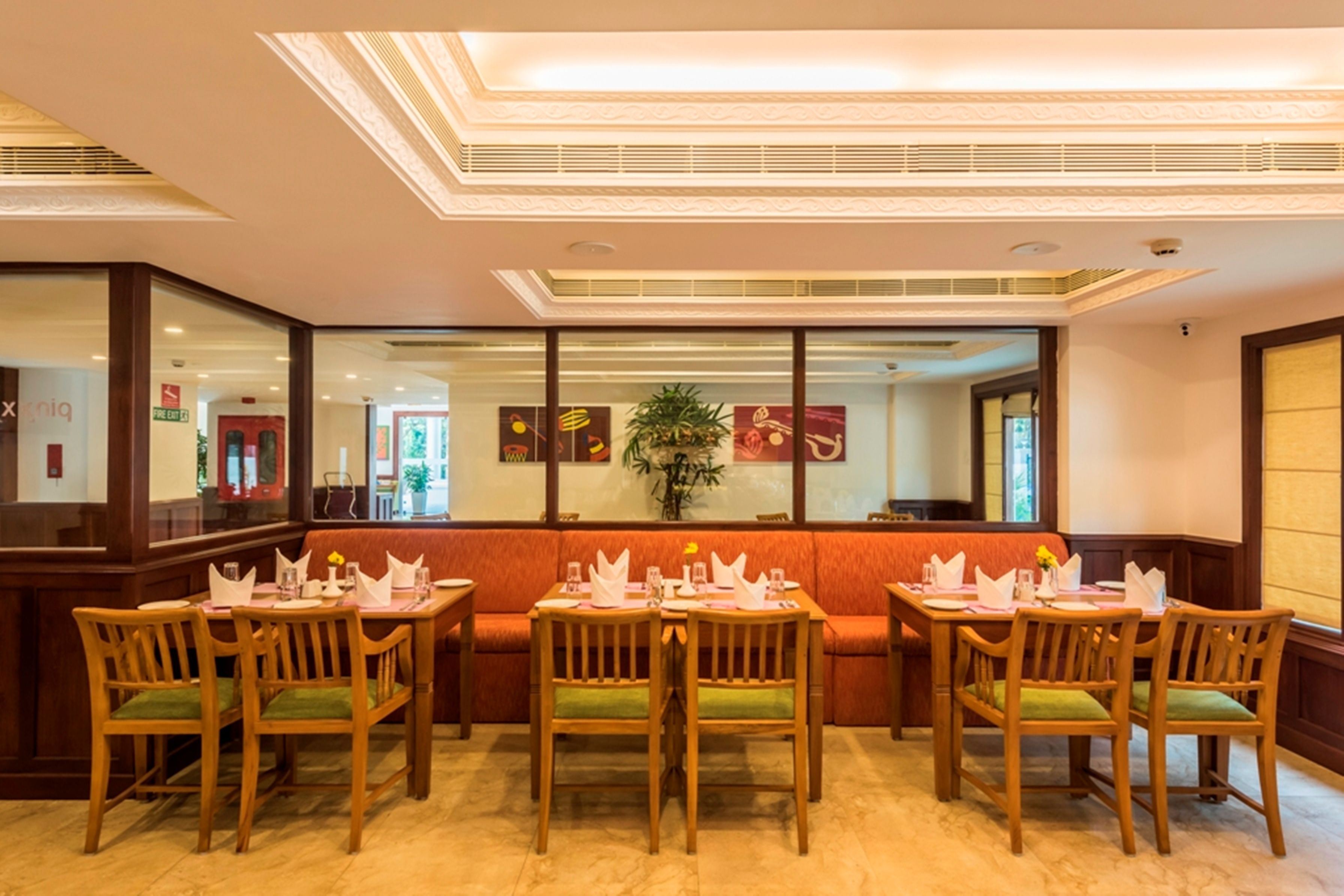 lunch and dinner served, international cuisine