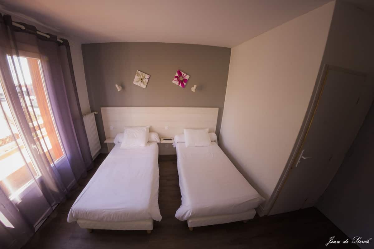 Cribs (free), rollaway beds (surcharge), WiFi (free)