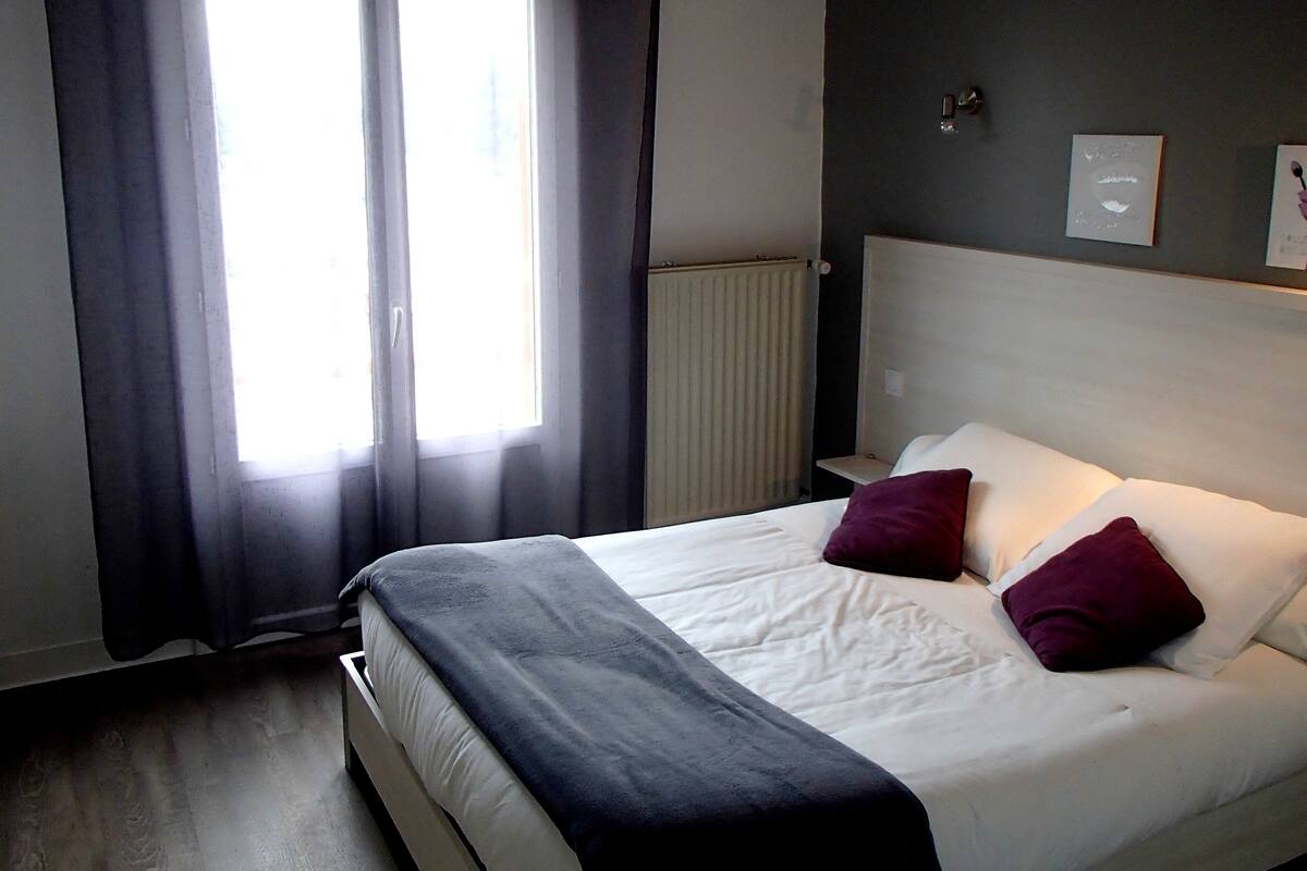 Cribs (free), rollaway beds (surcharge), WiFi (free)