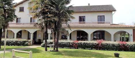 Mặt tiền nơi lưu trú