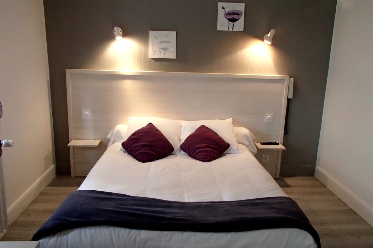Cribs (free), rollaway beds (surcharge), WiFi (free)