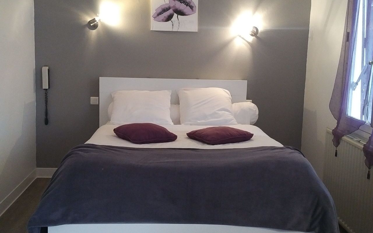 Free cribs/infant beds, rollaway beds, free WiFi