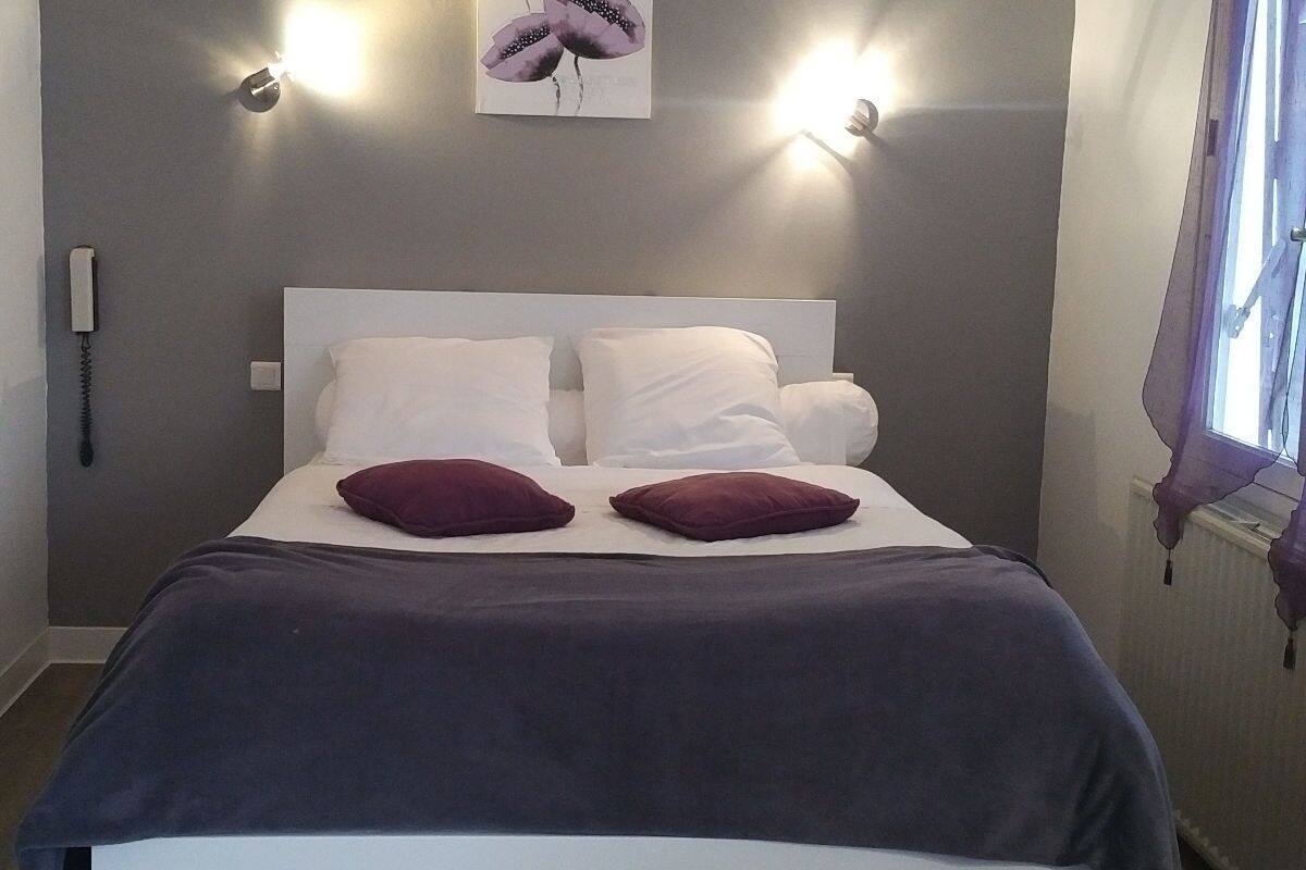 Cribs (free), rollaway beds (surcharge), WiFi (free)