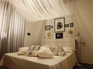 Double or Twin Room | Desk, soundproofing, cribs/infant beds, free WiFi - Domus Alma (Naples)