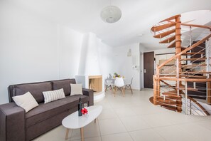 Villa, 2 Schlafzimmer, eigener Pool (Thirasia) | Wohnbereich | 42-Zoll-Flachbildfernseher mit Satellitenempfang, Fernseher, DVD-Player