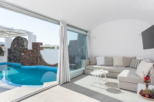 Villa, 4 chambres, piscine privée (Aspronisi) | Salle de séjour | Télévision à écran plat de 42 pouces avec chaînes par satellite