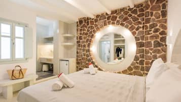 Villa, 4 Bedrooms, Private Pool (Aspronisi) | Peti besi dalam bilik, kalis bunyi, seterika/papan seterika
