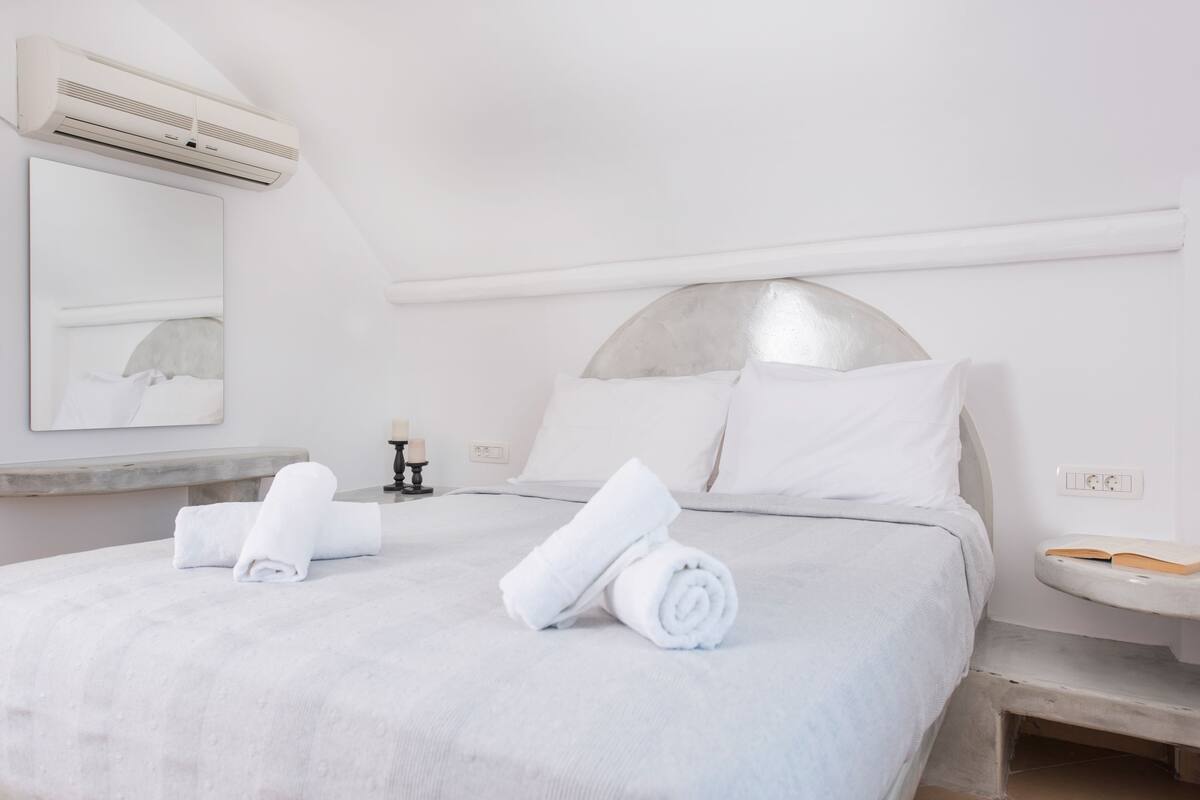 Villa, 2 Bedrooms, Private Pool (Thirasia) | In-room safe, soundproofing, iron/ironing board, cribs (free)