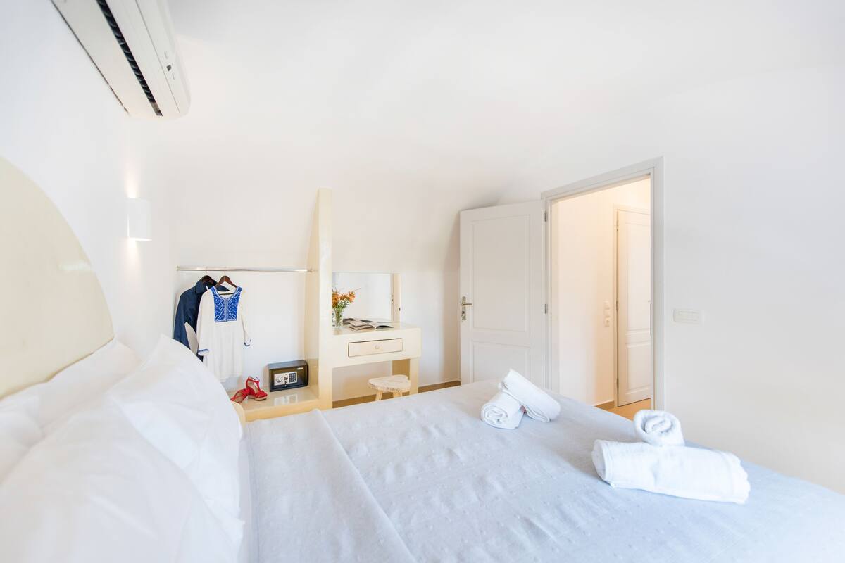 Villa, 4 Bedrooms, Private Pool (Aspronisi) | In-room safe, soundproofing, iron/ironing board, cribs (free)