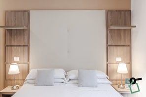 Dreibettzimmer | Minibar, Zimmersafe, Schreibtisch, schallisolierte Zimmer