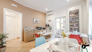 Bữa sáng buffet hàng ngày (6 EUR/mỗi người)