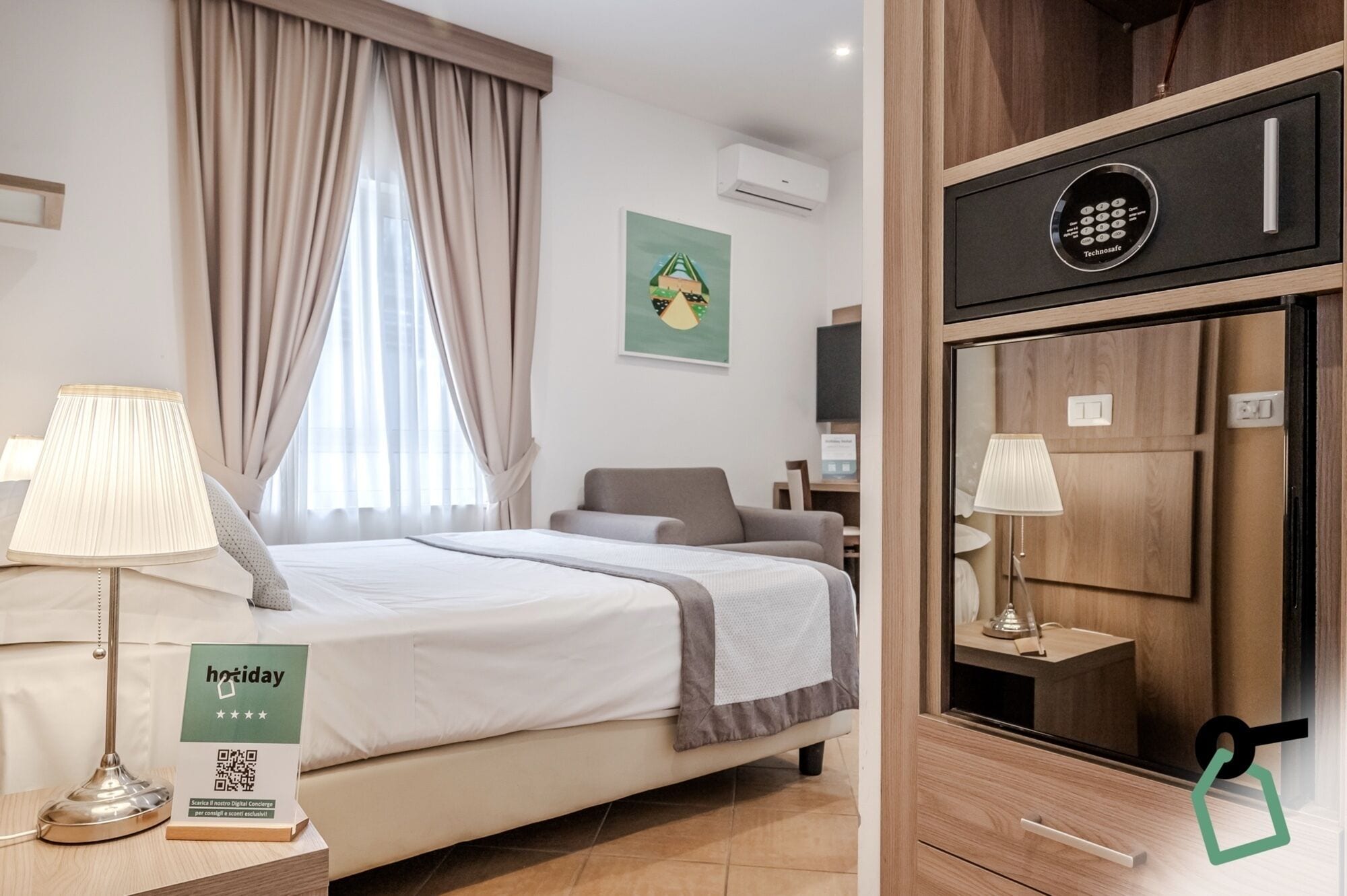 Minibar, caja de seguridad en la habitación y escritorio 